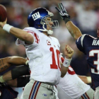 Espectacular lance en un partido de la Super Bowl, entre New York Giants y New England Patriots, en Arizona.-GABRIEL BOUYS