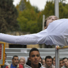 Una saltadora en la exhibición de ayer en plaza de Herradores. / Diego Mayor-