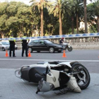 Accidente de un motorista en el centro de Barcelona.-ACN