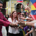 Maduro y su esposa, Cilia Flores, saludan a sus seguidores en un acto en Caracas, el 25 de enero.-EFE
