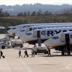 Pasajeros de Ryanair desembarcan de uno de los aparatos de la compañía en el aeropuerto de Girona.-CLICK ART FOTO / JOAN CASTRO