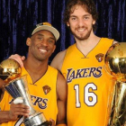 Kobe Bryant y Pau Gasol posan con los títulos de MVP y campeón de la NBA en el 2010.-ARCHIVO
