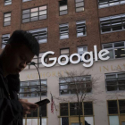 Un hombre utiliza un móvil ante unas oficinas de Google en Nueva York.-AP