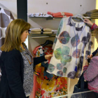 Una clienta mira vestidos en una tienda de Soria. / ÁLVARO MARTÍNEZ-