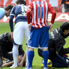 Adrián Ripa cayó lesionado en el transcurso del encuentro ante el Sporting. / ÁREA 11-