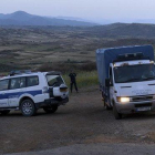 Agentes de policía en la localidad de Orounta, cerca de Nicosia, donde se ha encontrado el cuerpo sin vida de una de las víctimas.-AP