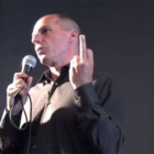 Fotograma   Vídeo del programa de la TV alemana en que se le muestra a Varoufakis la grabación en que se le ve haciendo una peineta a Alemania.-Foto: YOUTUBE