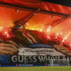 Los radicales del Legia de Varsovia inundan de bengalas una de las gradas del estadio.-REUTERS / KACPER PEMPEL