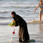 Una mujer musulmana ataviada con un hijab.-REUTERS / BAZ RATNER