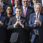 l presidente galo, Emmanuel Macron (c), posa para una foto con los miembros de la comisión de evaluación del Comité Olímpico Internacional (COI) tras una reunión en París (Francia) hoy, 16 de mayo de 2017.-EFE