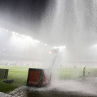 El partido de fútbol entre el Niza y el Nantes que debía disputarse en el estadio Allianz Riviera fue suspendido a causa de la lluvia torrencial.-AFP / VALERY HACHE