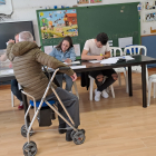 Persona votando en el colegio electoral de Fuente del Rey.-P.P.S.
