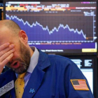 Un operador de la Bolsa de Nueva York reacciona ante el desplome de los índices en febrero.-REUTERS / BRENDAN MCDERMID