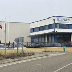 Exterior de la planta con los logotipos de Norma y Jeld Wen. / VALENTÍN GUISANDE-