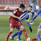 Markel protege el balón ante un jugador del Lorca en el partido de la primera vuelta en Los Pajaritos.-LUIS ÁNGEL TEJEDOR