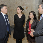 El presidente del patronato del Museo de Arte Contemporáneo Esteban Vicente, Francisco Vázquez, y la directora del museo, Ana Doldán de Cáceres, dialogan con integrantes del patronato del Museo de Arte Contemporáneo Esteban Vicente-Ical