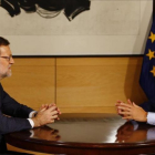 El presidente en funciones y líder del PP, Mariano Rajoy, con el jefe de Ciudadanos, Albert Rivera, la pasada semana en el Congreso.-AGUSTIN CATALÁN