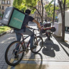Un repartidor de Deliveroo en bici.-DANNY CAMINAL / FERRAN SENDRA