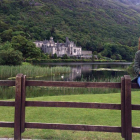 Mónica con el castillo de Kylemore Abbey, en Connemara (condado de Galway), al fondo.-