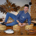David Izquierdo, en su nuevo restaurante arandino –en cuya decoración predomina la madera– con el lechazo y el pescado, dos productos que nunca faltan en su carta-Argicomunicación