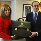 Alfonso Alonso recibe la cartera de Sanidad de manos de su antecesora en el cargo, Ana Mato.-Foto: JUAN MANUEL PRATS