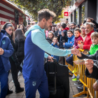 Simeone firmando autógrafos a su llegada a Soria con la expedición atlética. GONNZALO MONTESEGURO