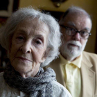La poeta Ida Vitale, junto a su marido Enrique Fierro, en el 2014 en Barcelona.-FERRAN NADEU