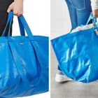 A la izquierda, un modelo con el bolso de Balenciaga. Al lado, la Frakta de Ikea.-BALENCIAGA / IKEA