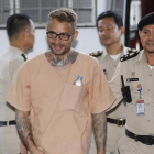 Artur Segarra (centro), a su llegada al Tribunal Criminal de Tailandia, el 4 de mayo, en Bangkok.-EFE / NARONG SANGNAK
