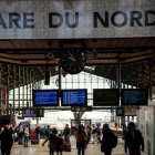 Pasajeros en la Estación del Norte de París.-AFP