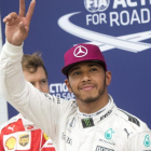 Lewis Hamilton saluda al público tras lograr la ''pole' en Canadá.-Ryan Remiorz