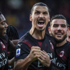 Ibrahimovic celebra su gol al Cagliari.-