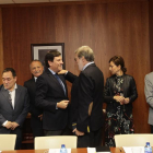 El presidente de Cecale, Santiago Aparicio, saluda a Carlos Fernández Carriedo, en la reunión de ayer ante los representantes de la Diputación.-L.A.T.