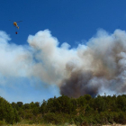 Tareas de extinción del incendio en el monte de Barcebalejo-A. M.