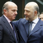 Luis de Guindos con el comisario europeo de Asuntos Económicos, Pierre Moscovici.-EFE / OLIVIER HOSLET