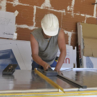 Un trabajador de la construcción en una obra.-VALENTÍN GUISANDE