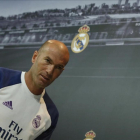 Zinedine Zidane, al término de la rueda de prensa de este sábado en la ciudad deportiva de Valdebebas-JUAN CARLOS HIDALGO / EFE