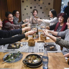 Un grupo de mujeres celebra una comida de empresa y de Navidad en Sant Boi.-JORDI COTRINA
