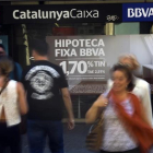 Anuncios de hipotecas en una entidad bancaria en Barcelona.-DANNY CAMINAL