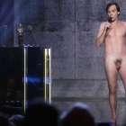 Sébastien Thiéry, desnudo, durante la gala de los Molière.-Foto: AFP( THOMAS SAMSON