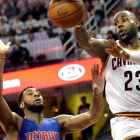 James juega ante Drummond, de los Pistons.-USA TODAY / KEN BLAZE