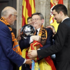 Juan Roig, propietario del club, y Rafa Martínez, capitán del equipo, ofrecen el trofeo a Ximo Puig, presidente de la Generalitat valenciana-EFE / KAI FORSTERLING