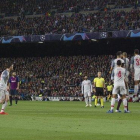 Messi tras lanzar la falta que acabó en gol al Liverpool en el Camp Nou.-ALBERT BERTRAN
