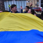 Colombianos celebran con una bandera los resultados del referéndum, en Bogotá.-AFP / DIANA SANCHEZ