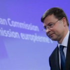 Valdis Dombrovskis, comisario europeo del Euro y Diálogo Social.-/ EFE / OLIVIER HOSLET