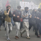 Estudiantes protestan entre gases lacrimógenos de la policía contra la reforma laboral.-REUTERS / GONZALO FUENTES