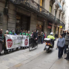 Activistas de la PAH frenan el desahucio de un vecino en Barcelona.-JORDI COTRINA