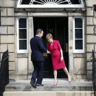 El primer ministro británico David Cameron y la líder del SNP Nicola Sturgeon se reúnen por primera vez desde las elecciones generales en el Reino Unido.-Foto: EFE / ROBERT PERRY
