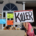 Carteles de "asesino" ante la clínica de Bloomington (Minneápolis) de Walter James Palmer.-Foto: Adam Bettcher / AFP