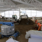 Varios empleados trabajan en las obras de construcción del mercado provisional. / ÚRSULA SIERRA-